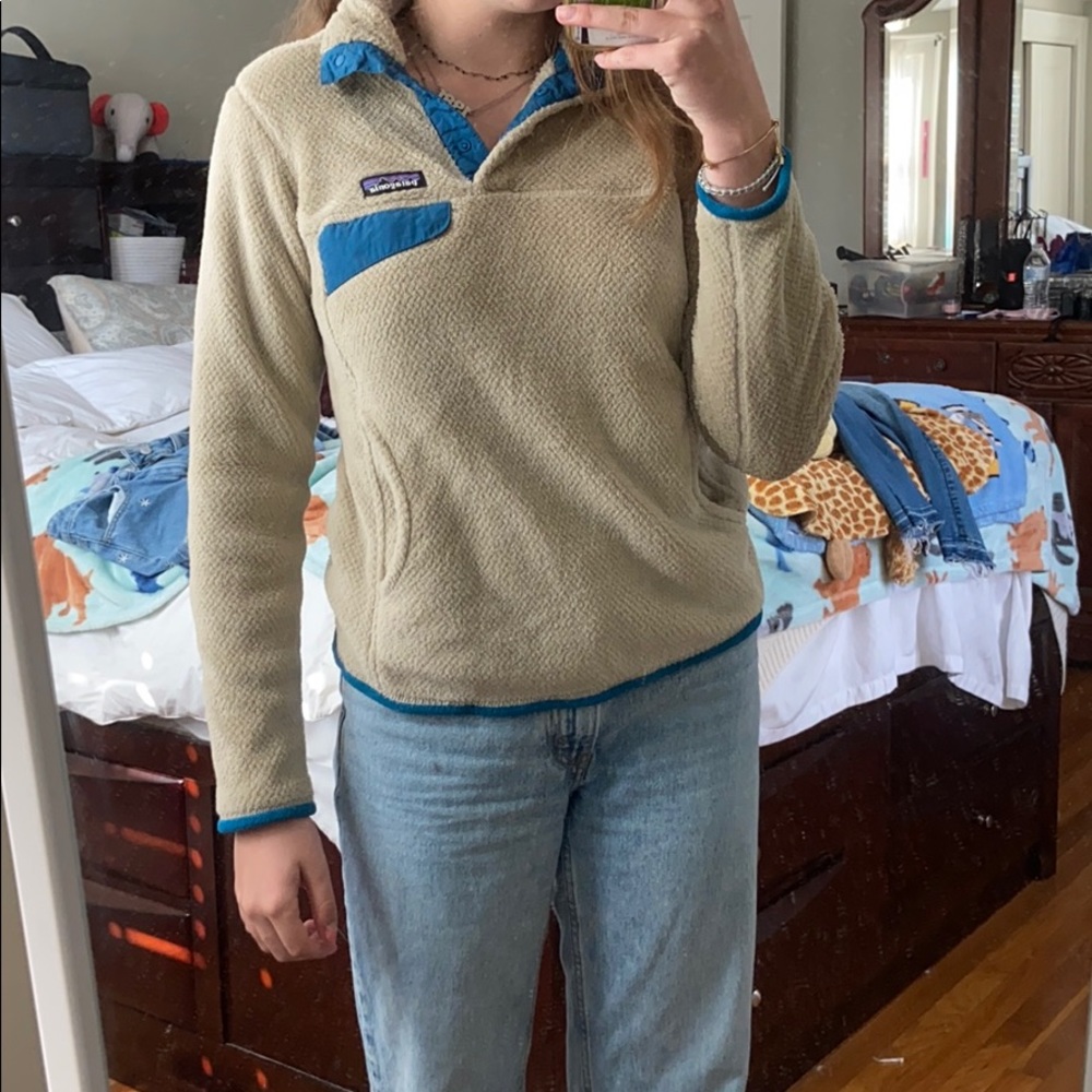 Beige fleece patagonia sweater